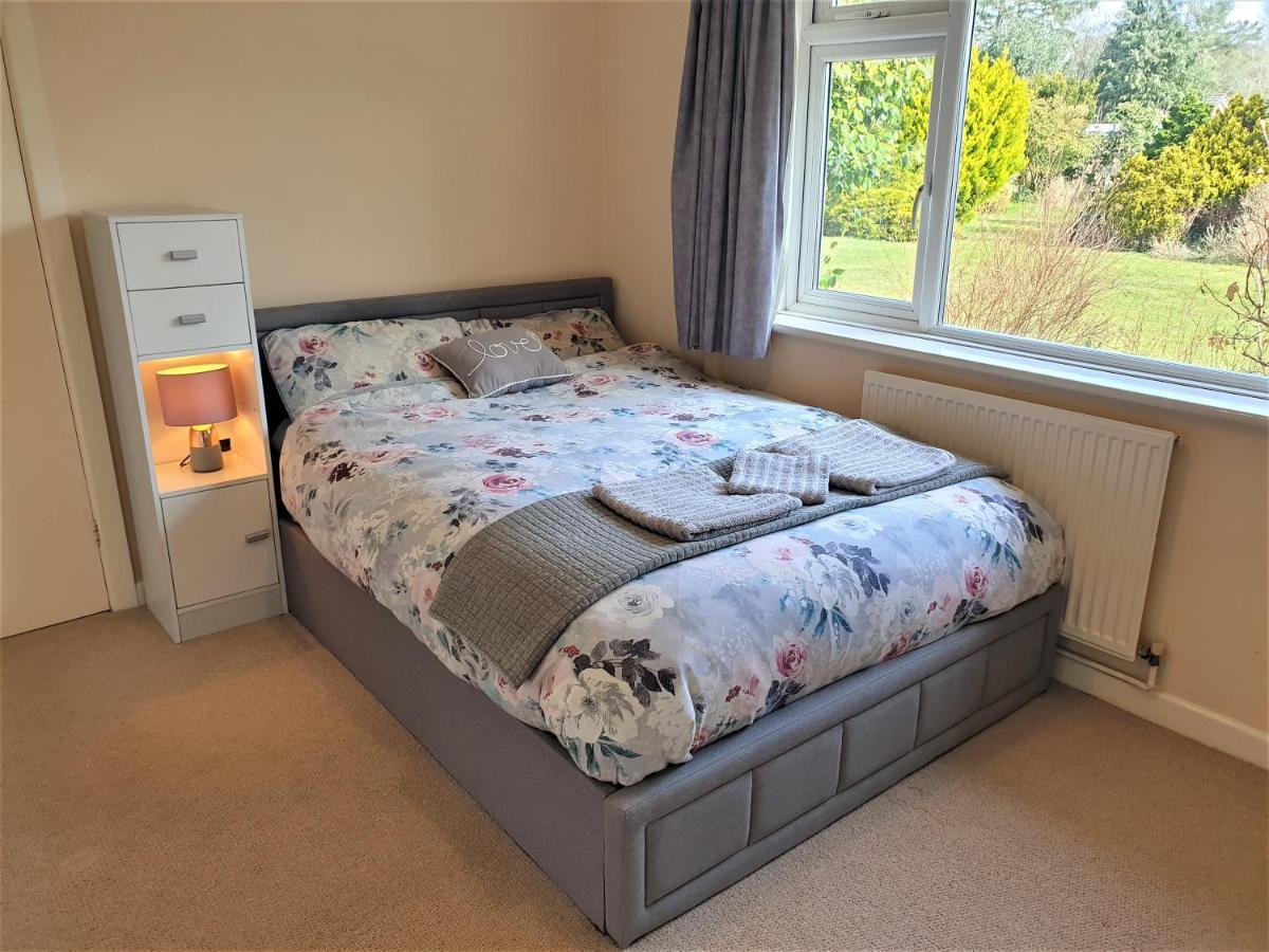 Lions Lodge: Great Location With Hot Tub Ringwood Esterno foto