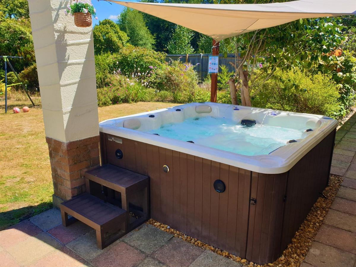 Lions Lodge: Great Location With Hot Tub Ringwood Esterno foto