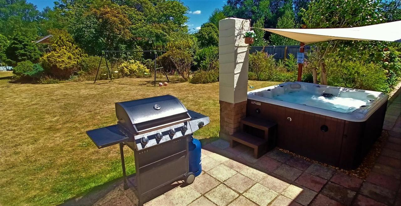 Lions Lodge: Great Location With Hot Tub Ringwood Esterno foto