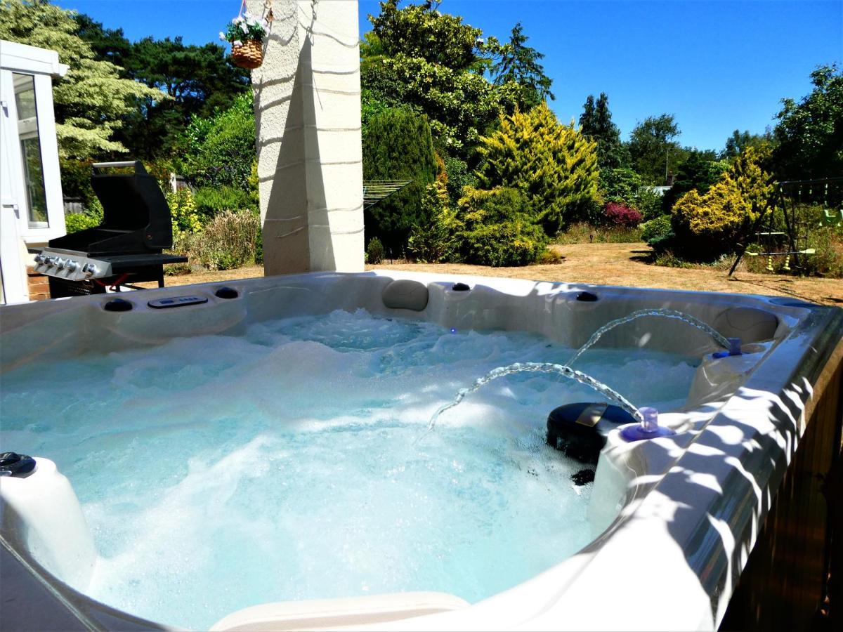 Lions Lodge: Great Location With Hot Tub Ringwood Esterno foto